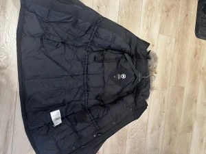 Canada Goose Trillium jacka dam - Canada Goose jacka dam i modellen Trillium Parka. Nyskick. Använd endast 1 vinter. Inga tecken på slitage eller användning. Nypris 17 450 kr. 