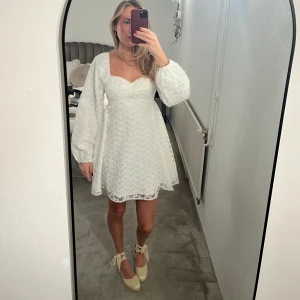 Fin vit klänning  - Den perfekta studentklänningen! Har aldrig använt den och lappen är fortfarande kvar!☺️❤️