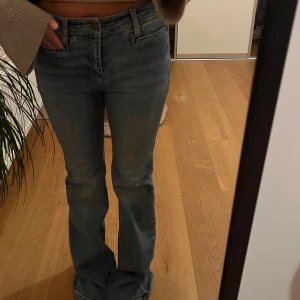 Blå bootcut jeans  - Snygga blå jeans med bootcut passform 🩵 så fina, lite långa på mig som är 164