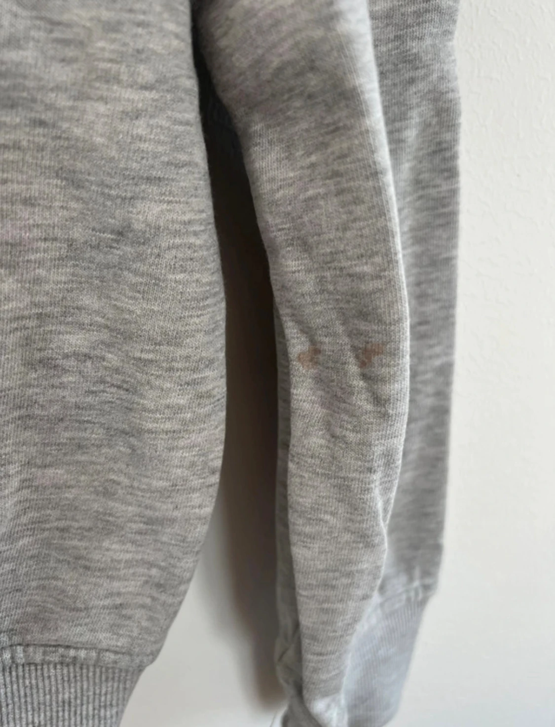 Grå hoodie