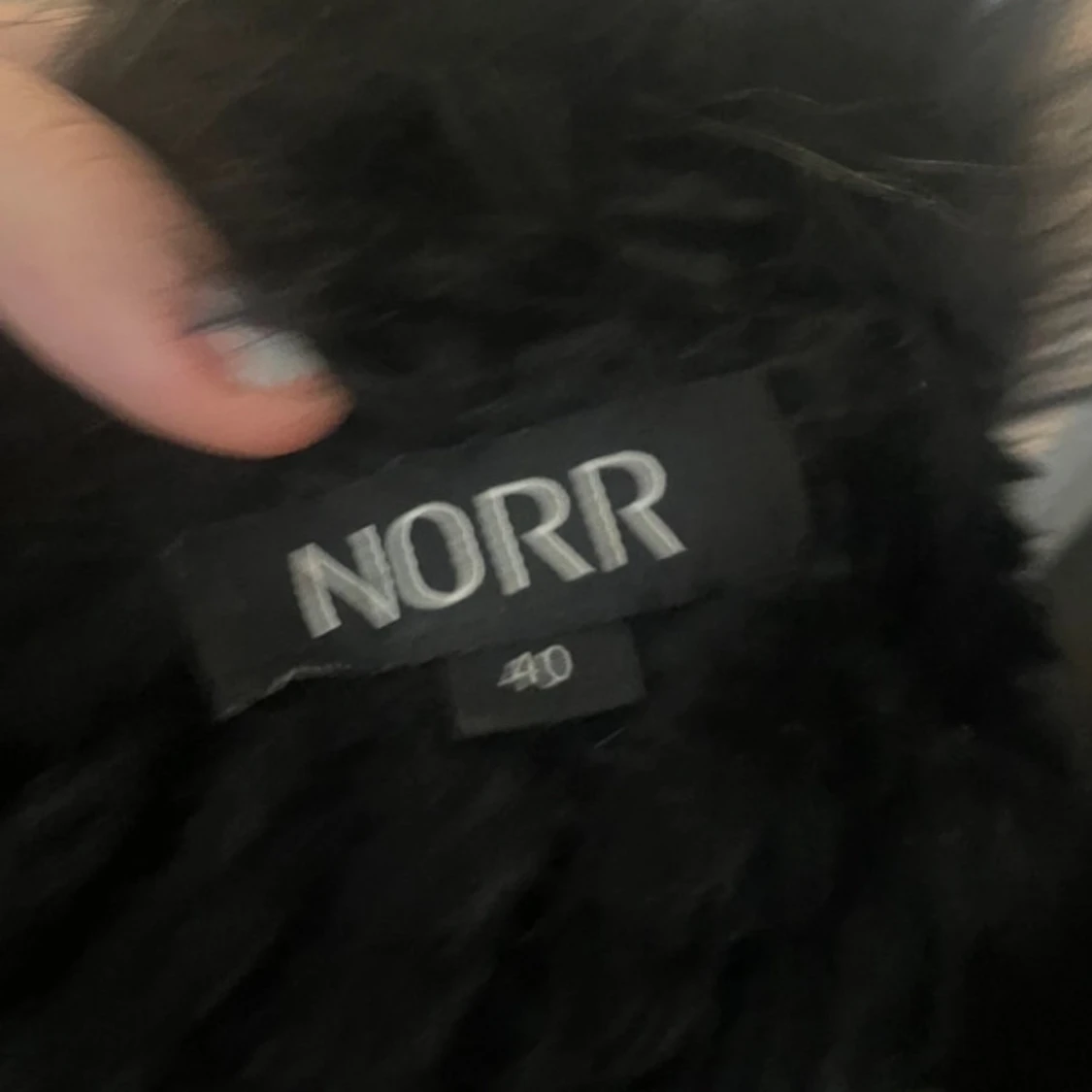 Svart fluffig pälsväst från NORR - 2