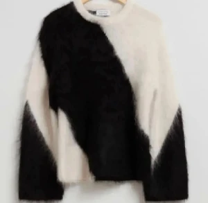 & Other stories tröja - Säljer denna trendiga tröja i storlek XS. Den är i perfekt skick och har inga defekter eller nopprar❤️