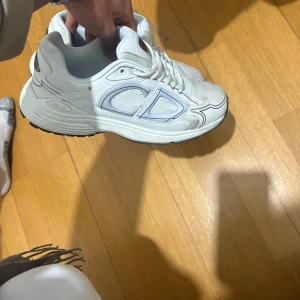 Vita Dior B30 stl 42 - Säljer dessa skor pga av att de är för små för mig nu annars är de är i utmärkt skick utöver att de behöver en liten tvätt, har använt de till speciella saker. Har tyvärr inget kvitto eller box eller sånt med eftersom jag haft dessa ett bra tag nu. Hör gärna av vid frågor, PRIS ÄR EJ HUGGET I STEN!