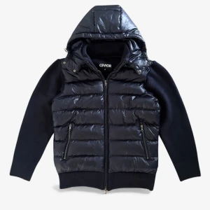 CEVIOR TORINO CARDIGAN - Jackan säljs av företaget CEVIOR - Du hittar mer på www.cevior.com Levereras helt ny från förpackning, avtagbar luva. Perfekt inför vintern. Fast pris, ej förhandlingsbart.