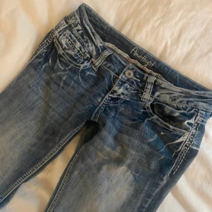  bootcut jeans  - Snygga blå bootcut jeans med låg midja står storlek 0 vilket är som xs/s osäker på om jag vill sälja därför priset! Midjemåttet tvärsöver:36cm (dom är stretchiga) inerbenslängden:81cm jag är 165 