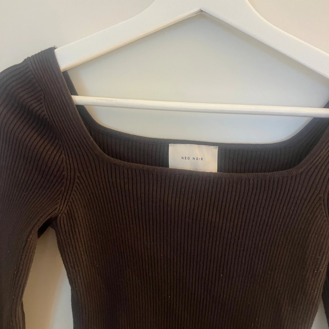 Brun ribbad topp från Neo Noir - 1