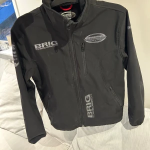 Brig jacka softshelljacka Ironbrothers - En brig jacka, vattenavvisande  och vind tät. Bra på sjön. 