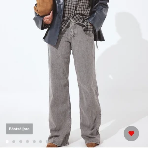 Gråa jeans från NA-KD - Säljer dessa gråa jeans från NA-KD! Aldrig använda så lappen är kvar och de är i nytt skick! Storlek 40. Original pris 699kr men säljer för 180kr