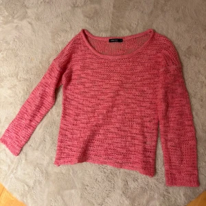Rosa/korall stickad tröja  - Säljer en rosa/korall stickad tröja från serious sally. Storlek M men aitter som en S💕
