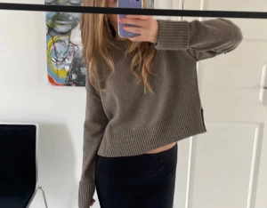 Arket stickad - Snygg beige/brun tröja från arket i storlek xs men passar mig som är S💓
