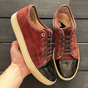 Lanvin  - Säljer dessa sjukt feta lanvins! Supersnygg färg! Ser riktigt bra ut! Size uk9 motsvarar 43-44! Skick 7,5/10 beganade men väldigt bra skick! Nypris 5000kr. Vad ingår? Dustbag! Hör av dig vid intresse!🤩🙌