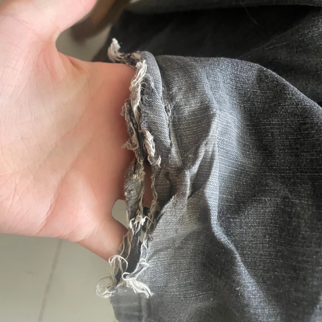 Grå bootcut jeans med broderi - 4