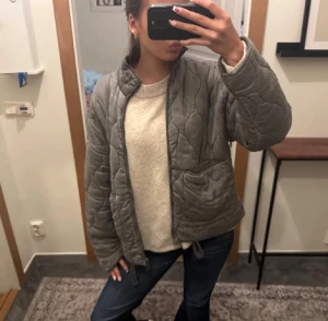 Grå quiltad Zara jacka  - Säljer en grå quiltad Zara jacka i storlek S, det är bara att kontakta vid frågor eller fler bilder🥰🥹