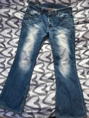 Lee Jeans - Lee Jeans, strl 34-30 motsvarar M typ, har en liten slitning i grenen men inget som märks av och går säkert sy ihop. Även en liten slitning längs höger häl då de är lite långa på mig (se bild 6 och 7)