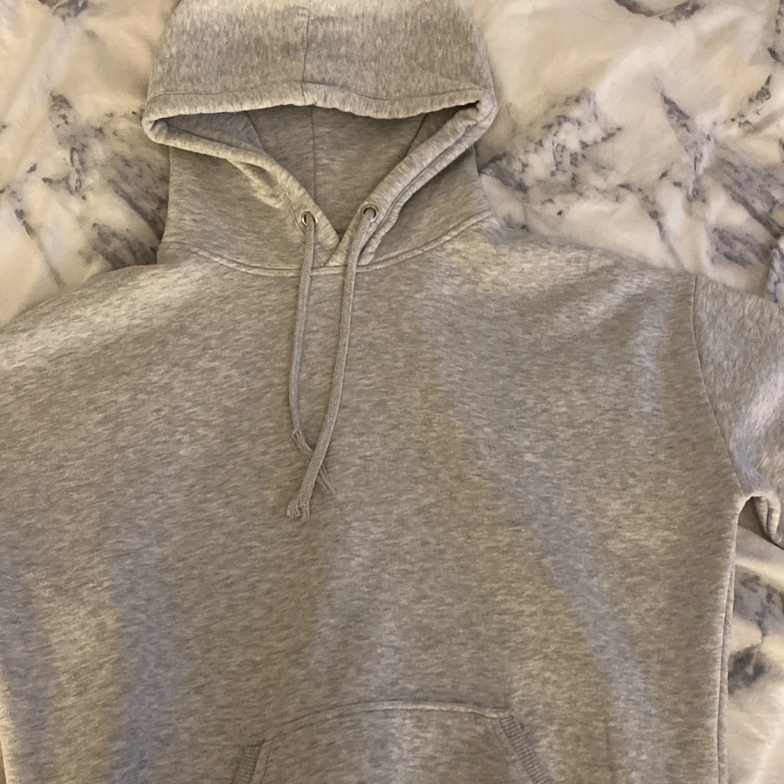 Grå hoodie med magficka och snörning - 1