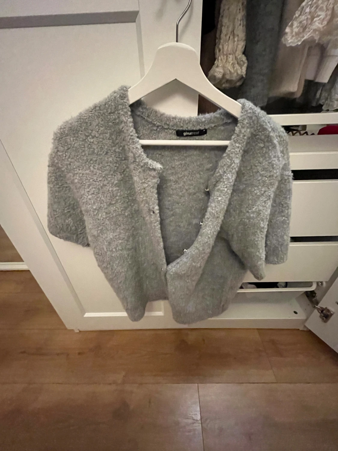 Grå kortärmad kofta från Gina Tricot - 1