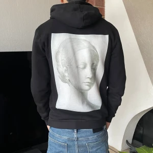 The Cool Elephant Hoodie - Säljer en väldigt snygg hoodie med skönt tryck på ryggen från märket : The Cool Elephant | Storlek: S | Modellen är 180cm lång & väger 72kg, passar perfekt men passar någon mindre också! | Nypris 600kr, vårat är 199kr. Skriv gärna vid fråga eller fundering 💭 