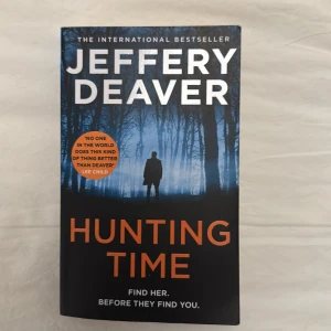 Hunting Time - En internationell bestseller av Jeffery Deaver. Spännande thriller där jakten är i fokus – hitta henne innan de hittar dig. Perfekt för dig som gillar nervkittlande berättelser och mystik i mörka skogar.