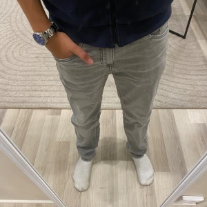 Gråa jeans  - Säljer ett par gråa jeans från Lindex. Går och att använda, känns som helt nytt. OBS PRIS KAN DISKUTERAS OCH SKRIV FÖR FLER BILDER