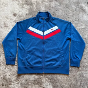 Vintage Nike track jacket - Blå vintage Nike tröja. Storlek XL men passar mer som L (herr). Fint skick, skriv vid frågor 🙏