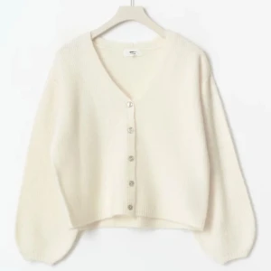 Stickad kofta - Helt ny stickad kofta från gina tricot i storlek S. Koftan är aldrig använd så nyskick!