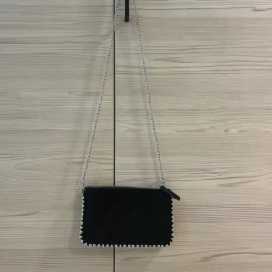 Zara väska - Axelremsväska från Zara i nyskick då den endast är använt ett fåtal ggr! 