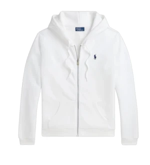 Polo Ralph Lauren hoodie med dragkedja - Klassisk hoodie från Polo Ralph Lauren med huva och dragkedja framtill. Finns i marinblått, grått, svart och vitt med broderad logga på bröstet. Tröjan har snörning i huvan, känguruficka och är tillverkad i mjuk bomullsmix. Perfekt för chill dagar och streetstyle.