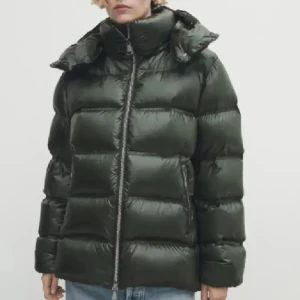 Massimo Dutti jacka - Säljer nu min fina Massimo Dutti Jacka i storlek xs!! Använd förra vintern och säljer nu för att jag ska köpa en annan vinterjacka💕💕Pris kan diskuteras