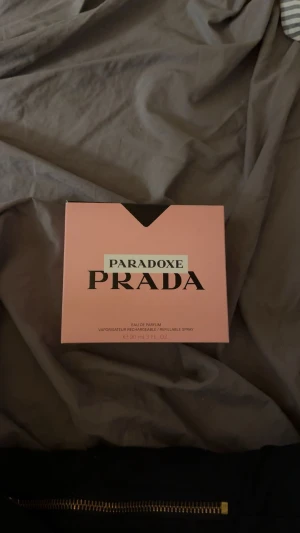 Prada Paradoxe Eau de Parfum - Prada Paradoxe Eau de Parfum, 90 ml. Snygg och modern design, perfekt för dig som vill ha en ikonisk doft från ett trendigt varumärke. Flaskan är påfyllningsbar och passar dig som gillar att sticka ut.