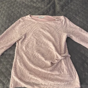 Rosa DEAP Studio dam sweatshirt / tröja S - Säljer en rosa sweatshirt från DEAP Studio i storlek S💐💕 En mjuk och bekväm tröja🌸💕