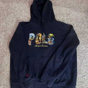 Ralph lauren hoodie - Superbra skick med unikt tryck! Nypriset 2299kr!