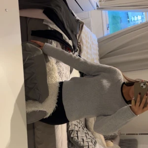 Grå ribbad stickad tröja - Snygg grå stickad tröja med ribbad struktur och rund hals. Aldrig kommit till användning helt ny passar även storlek s!