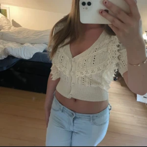 Blus med spetsdetaljer - Tröja från zara, endast använd en gång av mig så i toppskick❤️ ganska kort i längden!