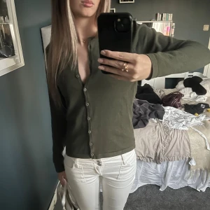 Gullig olivgrön kofta  - Olivgrön kofta från Saint Tropez i mjuk bomull. Modellen har lång ärm, rund hals och knappar hela vägen framtill. Är storlek XS men skulle även säga att den passar S. Ej använde fler än 5 gånger. Tar gärna prisförslag 💗