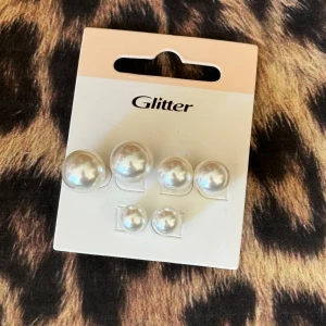 pärlörhängen  - 3 par pärlörhängen i olika storlekar från glitter. använd ”köp nu”. 17/11-2025