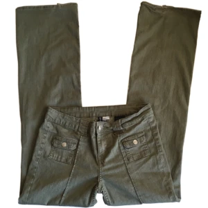 Vintage gröna byxor/ jeans, 2000tal - Coola olivgröna jeans utan fickor i bak! Medelhöga/låga, lite utsvängda, Obs! Lite slitna vid benöppningen (se bilder) Midjemått 77,5cm, Grenhöjd 22cm, Innerbenslängd 80cm, Benöppning rakt över 24,5cm