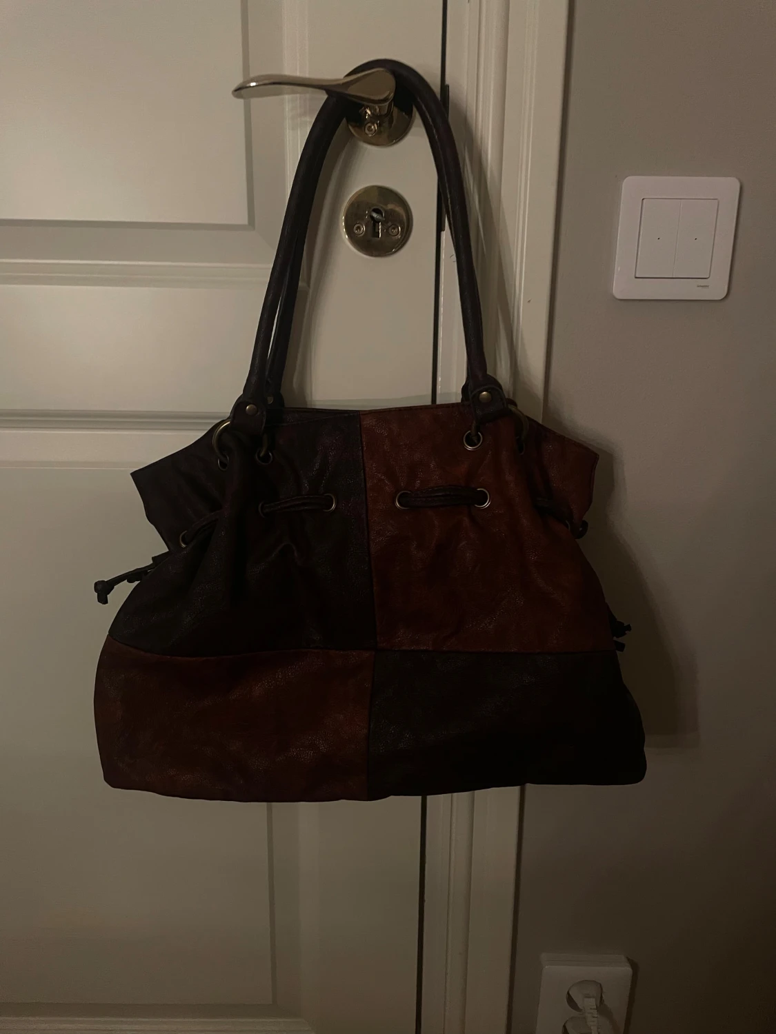 Brun axelväska  med snörning - 1