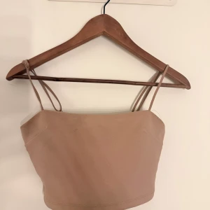 Topp från Chiquelle - Säljer ljusrosa/beige topp från Chiquelle i storlek S. Superfin färg, sitter snyggt och är lätt att styla till både vardag och fest. I jättefint skick!