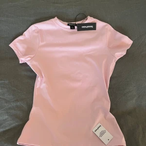 Rosa tränings T-shirt - Från bohoo, helt ny, köpt för 250kr