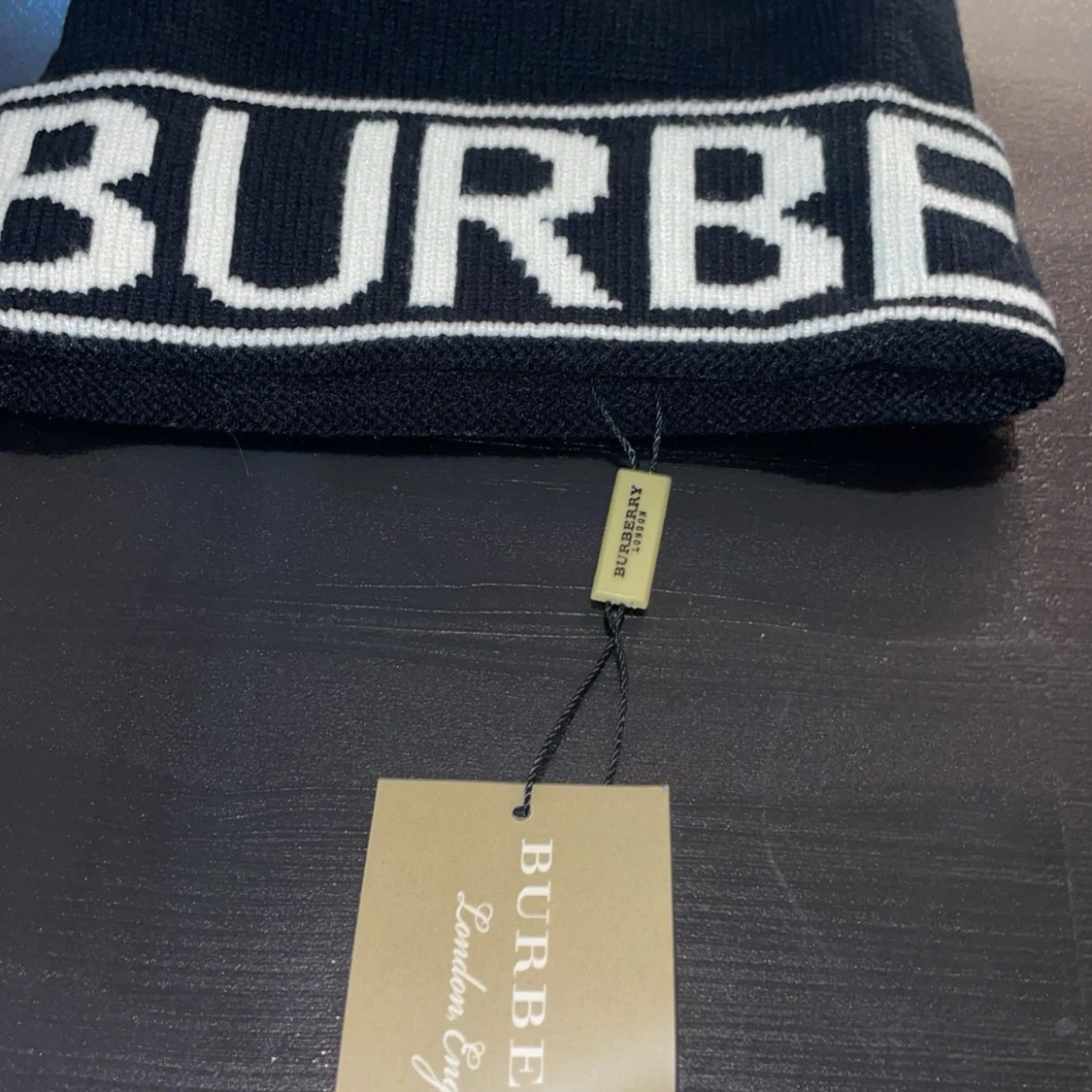 Svart Burberry mössa med logga