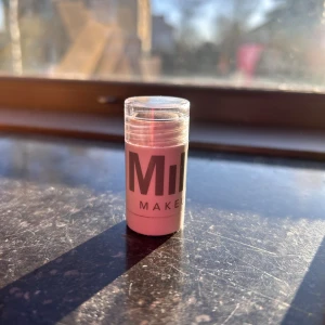 Milk Makeup Matte Bronzer Stick Blaze - Bronzer stick från Milk Makeup i färgen Blaze. Ger en matt finish och har en krämig formula som är lätt att blenda. Kommer i en smidig, rund plastförpackning med transparent lock. Perfekt för att skapa solkysst look och contour. Använd 1-2 gånger.