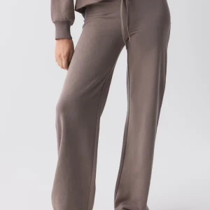 Beige mjukisbyxor med snörning - Snygga beige mjukisbyxor med breda ben och bekväm midja med snörning. Byxorna har en loose passform och är perfekta för chill dagar och har en stilren look. Prislapp kvar!