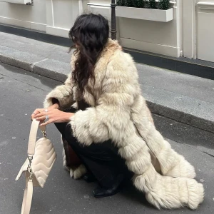 Beige pälsjacka - Säljer en supermysig beige pälsjacka som är perfekt för vintern. Den är lång och har en lyxig känsla! Jag köpte den vintage i Paris för 1 år sedan för 450€. I sann Carrie Bradshaw-stil kan denna vackra kappa bli din. Jag är inte omöjlig, vid snabb affär kan pris diskusteras. Inga kända skavanker på den, dock har innerfodret släppt (och blivit åtgärdat) vid ärmarna så den är numera återställd till originalskick. 