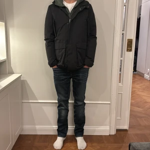 Svart parka jacka från Woolrich - Säljer en snygg parka jacka med medgående grön jacka från Woolrich🧥 Den är i storlek 12 i barn, jag på bilderna är 171 cm och väger 53kg ungefär. Den är köpt för ungefär 2 två år sedan men inte använd. Kostade ungefär 5000 ny. Skriv till mig vid minsta fundering ✅