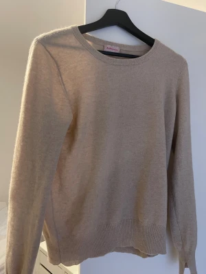 Kashmir tröja  - Jätte fin Kashmir tröja köpt här på vinted. Säljer pga har för många. Köptes med sydd i armhålan som bild 3 visar. Inga andra defekter, köptes för 500. Passar som xs-s också