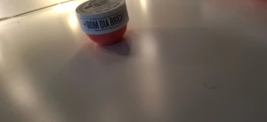 Sol de Janeiro Bom Dia Bright Cream 75ml - Bom Dia Bright Cream från Sol de Janeiro i en rund, orange plastburk med vitt lock. Innehåller 75 ml kräm ( testar typ 4 gånger) med frukt-AHA och vitamin C för en glowig och återfuktad hud. Perfekt för dig som vill ha en fräsch och mjuk känsla.