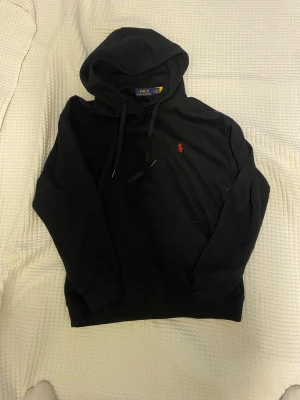 Svart hoodie från Polo Ralph Lauren - Svart hoodie från Polo Ralph Lauren storlek L men passar dig som har M/S