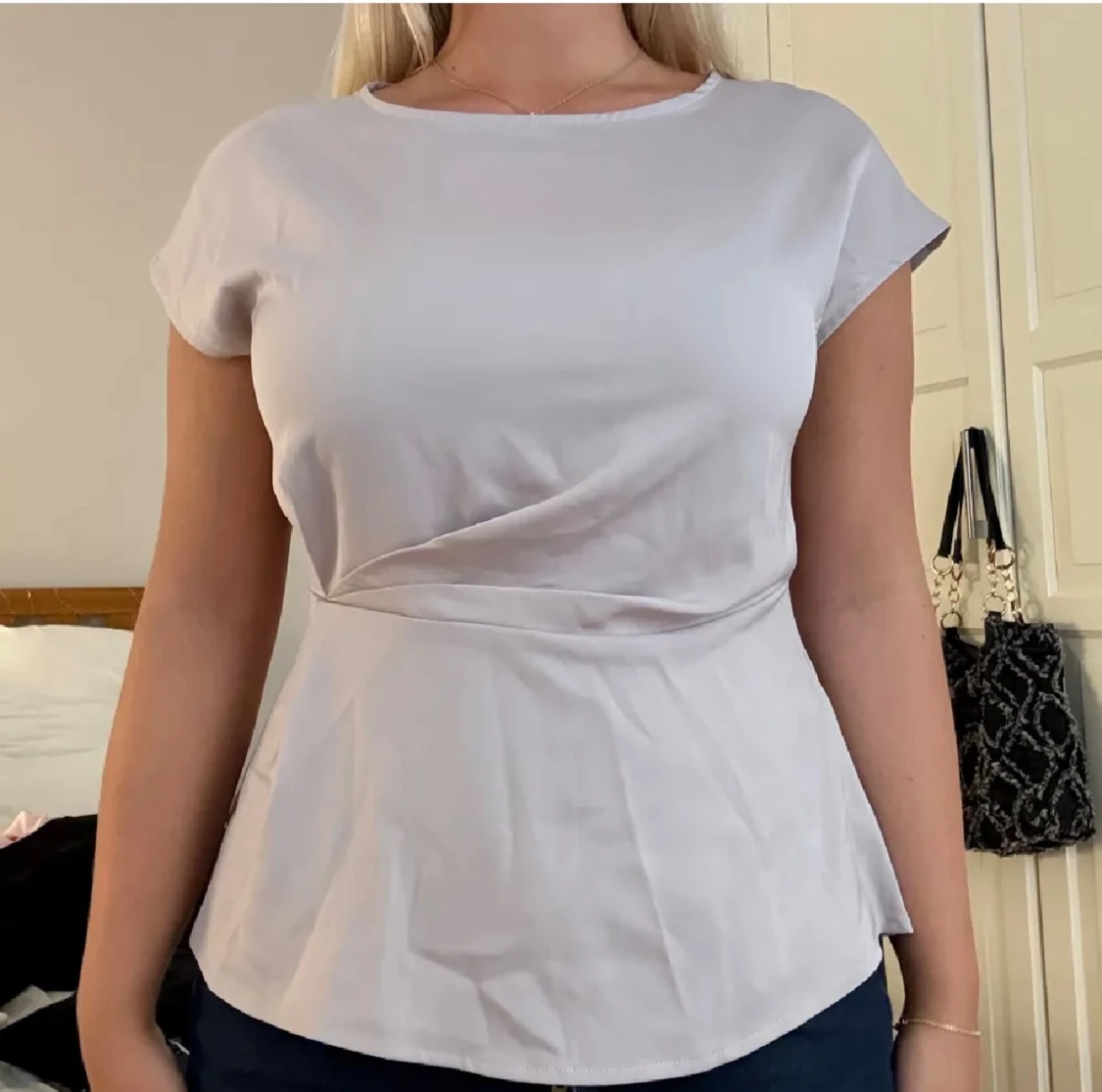 Ljusgrå blus med omlott-detalj - 1