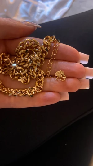 Oanvänt guldhalsband - Helt oanvänt från timi if Sweden, säljer då jag inte använder guld💕