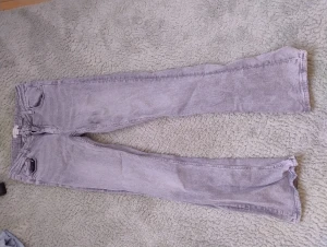 Bootcut jeans från Gina Tricot  - Superfina gråa bootcut jeans från  Gina Tricot young i storleken 158, vilket motsvarar ungefär xs. Modellen finns inte längre på deras hemsida. Sparsamt använda, så bra skick och inga synliga defekter.